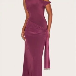 Pretty Little Thing Burgundy Maxi Dress